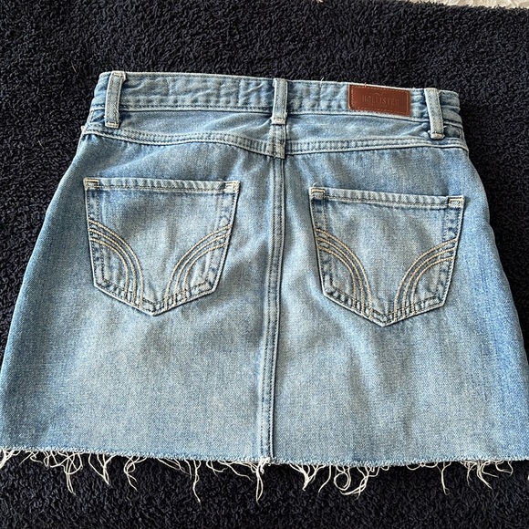 Hollister denim mini skirt in size 0/24 - Picture 2 of 3